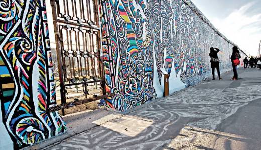 ANIVERSARIO. SOLO QUEDARON EN PIE 3 KM DE LOS 155 ORIGINALES. TRABAJAN CONTRARRELOJ PARA QUE LA EAST SIDE GALLERY QUEDE TOTALMENTE RESTAURADA