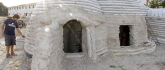  Juan Pardos (izq) junto al domo. La cúpula de la izquierda es el dormitorio con su ventana, ya que el suelo queda soterrado, y la de la derecha la sala de estar y el acceso. / Gabriel Gómez