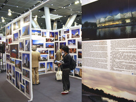 Varias personas observan el mural de fotografías y diseños instalados en el Congres de Arquitectura. EFE