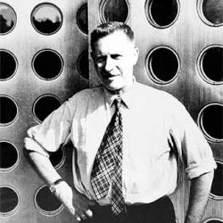 Jean Prouvé, delante de su casa de Bonn, en 1955- VE BILDKUNST