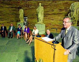 El arquitecto Rafael Moneo, durante la conferencia que pronunció en el Día del Museo. Foto:EFE - www.elperiodicoextremadura.com