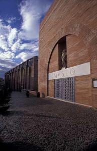 Exterior del museo. Museo Nacional de Arte Romano - Mérida, España. Proyecto de Rafael Moneo
