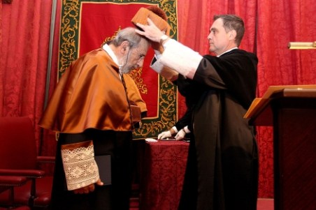 Joaquín Luque, rector de la Hispalense, impone el birrete a Álvaro Siza. | US - ElMundo.es