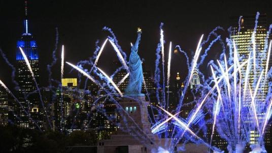 estatua-efe--644x362 EFE Fuegos artificiales ayer en Nueva York para celebrar el aniversario. ABC.es
