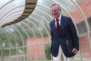 Rafael Moneo en la Universidad de Navarra, en la entrada a la Escuela de Arquitectura (2010) ElCultural.es
