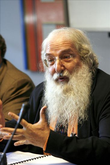 Foto: El decano del Colegio Oficial de Arquitectos de Madrid (COAM), Ricardo Aroca, durante la rueda de prensa que ofreció para analizar la sentencia del Tribunal Superior de Justicia de Madrid, que declara ilegales doce concursos de proyecto y obra del IVIMA que totalizan 1.000 viviendas. EFE/Archivo