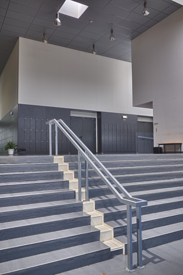 Accesos con techo acústico Colortone Neeva de Armstrong - Fotografía: OM2A Arquitectos Asociados – Bruno Antunes