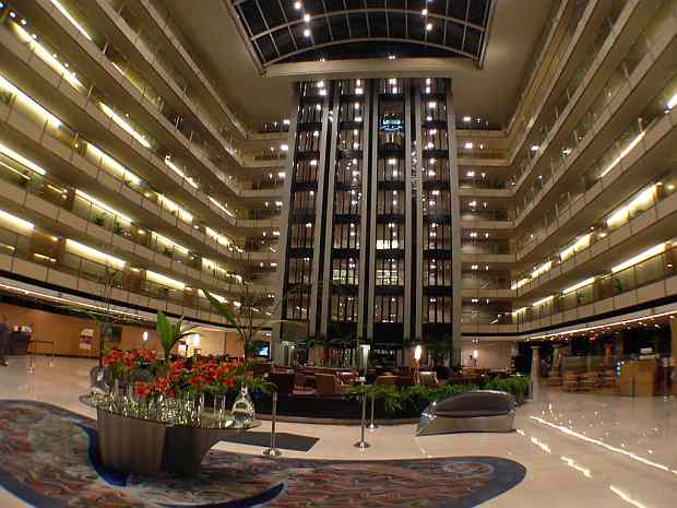 El imponente lobby del hotel Hilton en Puerto Madero, Buenos Aires - Wikipedia