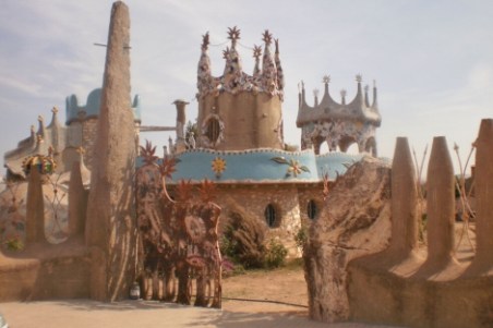 caprichocotrina_1319816188_0 Fachada de la entrada principal a la impresionante vivienda. | F. R. - ElMundo.es