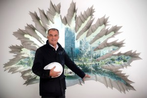 J.Ribas _ Hotel Catalonia Fira ¸Natalia Reg s El arquitecto José Ribas Folguera en el interior de una de las habitaciones del Hotel Catalonia Fira - © Natalia Regás