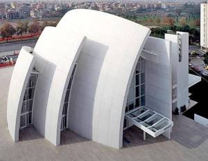 Radiante. Paneles de cemento blanco con nanopartículas que atrapan la suciedad y la descomponen. Clarín.com Arquitectura