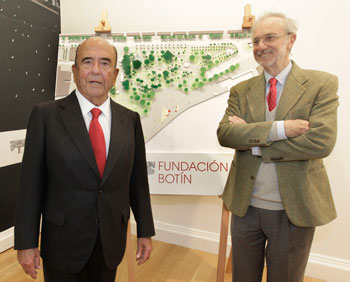 20122011-EBotín-y-RPiano-junto-maq-Centro-Arte-Botin Emilio Botín y Renzo Piano junto a una maqueta del Centro de Arte Botín en la sede de la Fundación. Foto: Fundación Botín