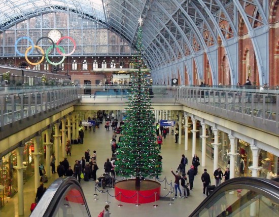 Un gigante árbol de Navidad acaba de ser presentado en Londres en st. pancras Station para ser visto durante la temporada navideña 2011 … www.dsgnr.cl
