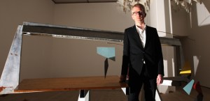 El escultor Martin Boyce con su obra 'Do words have voices'. | Ap - ElMundo.es