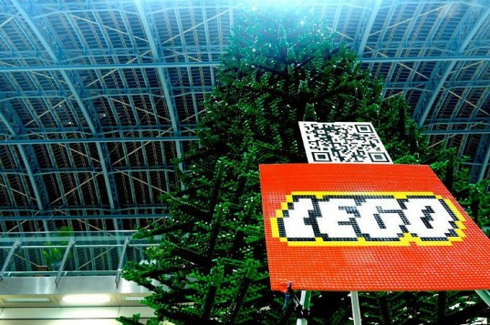 The faux-fir Lego Christmas tree recently popped up St. Pancras Station in London Read more: The World's Largest LEGO Christmas Tree Pops Up in London! | Inhabitat - Green Design Will Save the World