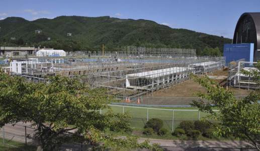 Reconstrucción de pueblos arrasados por el tsunami en Japón En el pueblo japonés de Onagawa, arrasado por el tsunami de marzo, un antiguo campo de béisbol alberga ahora un barrio construido en tiempo récord por el arquitecto Shigeru Ban, que ha usado contenedores de barco para dar un techo a casi 500 desplazados por la tragedia. (EFE)