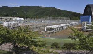 Reconstrucción de pueblos arrasados por el tsunami en Japón En el pueblo japonés de Onagawa, arrasado por el tsunami de marzo, un antiguo campo de béisbol alberga ahora un barrio construido en tiempo récord por el arquitecto Shigeru Ban, que ha usado contenedores de barco para dar un techo a casi 500 desplazados por la tragedia. (EFE)