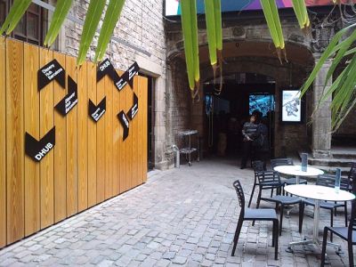 Entrada del DHUB - Wikipedia