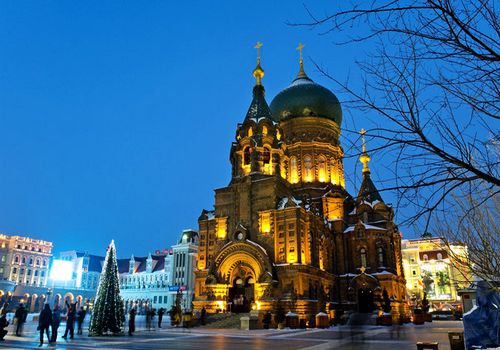 Harbin_001ec949faf1106e43ac0c Harbin, capital de la provincia de Heilongjiang, en el noreste de China, es una ciudad fría con una rica influencia rusa que lo impregna prácticamente todo, desde la arquitectura hasta la restauración. spanish.china.org.cn