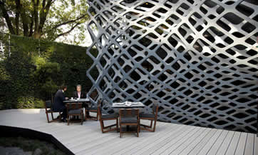 El diseño de Michel Rojkind y el mobiliario de Esrawe Studio hicieron que los espacios exteriores del Tori Tori Polanco estuvieran reflejados de forma vanguardista al interior del lugar. (Foto: Paulina Chávez)  cnnexpansion.com