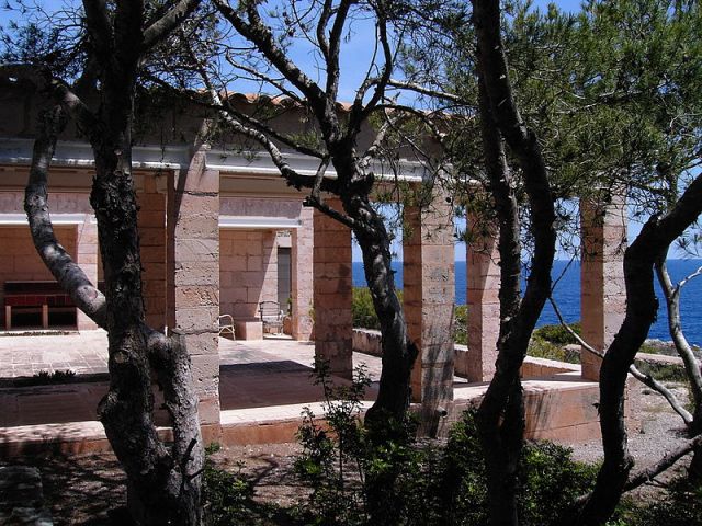 800px-Can_Lis2 Loggias provide shade from the sun - Wikipedia