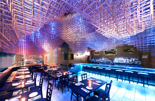 Las paredes están revestidas en chapa de cerezo, y una banda de espejo unifica la percepción del espacio - Foto: Infurma.es