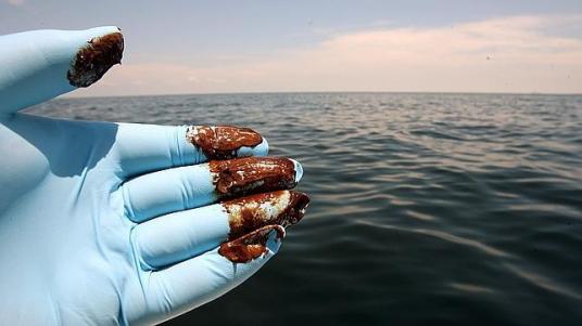 mano-petroleo--644x362 ARCHIVO - El nuevo material puede ser útil en la limpieza de derrames de petróleo - ABC.es