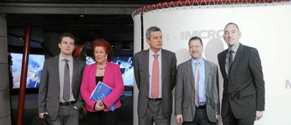 c617x266_061VAL04FOT1 Raúl Polit, Consuelo Císcar y Rafael Ripoll con algunos de los arquitectos cuyas obras se exponen en la muestra - www.larazon.es