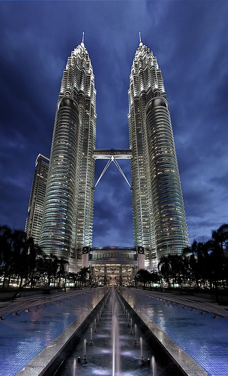 Las Torres Petronas fotografiadas de noche en Kuala Lumpur, Malasia. Record height: Tallest in the world from 1998 to 2004 - Wikipedia