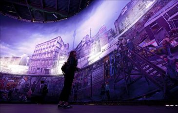 Foto: Vista de la obra del artista austríaco Yadegar Asisi expuesta en Checkpoint Charlie en Berlín (Alemania). EFE - www.que.es