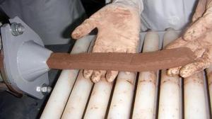 C. MARTINEZ /U. JAEN - Los ladrillos salen de la máquina en una tira y luego se cortan - ABC.es