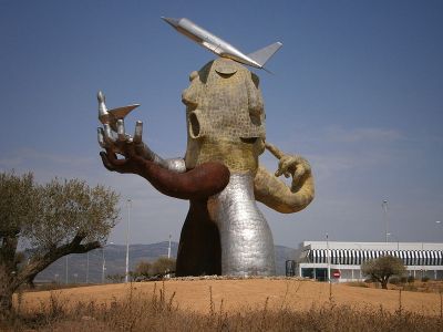 Escultura «El hombre avión» de Juan Ripollés - Aeropuerto de Castellón - Costa Azahar / Wikipedia