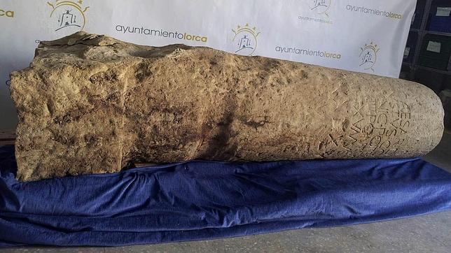 EFE Fotografía facilitada por el Ayuntamiento de Lorca de la columna miliaria, empleada para la señalización de la Vía Augusta, con 2.021 años de antigüedad, 1.500 kilos de peso y casi tres metros de altura que se encuentra en perfecto estado de conservación, que un senderista ha hallado en el cauce del río Guadalentín de Lorca - ABC.es