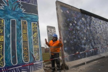 Un operario, durante la retirada este viernes del muro. | Reuters - ElMundo.es
