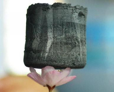 ABC - El aerogel de grafeno es tan ligero que se sostiene sobre la flor de un cerezo ABC - El aerogel de grafeno es tan ligero que se sostiene sobre la flor de un cerezo