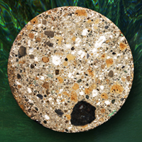 Fragmento del antiguo rompeolas romano estudiado en UC Berkeley mortero fabricado con lima y ceniza volcánica hidratada del antiguo puerto de Baiae en el Bahia de Puzzoloi, Italia./ Berkeley Lab. LaAventuradelaHistoria.es