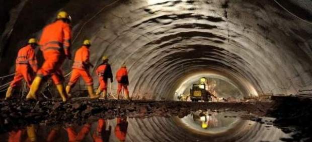 Imagen de archivo de trabajadores dentro de un túnel (EFE / Archivo / 20 minutos.es)