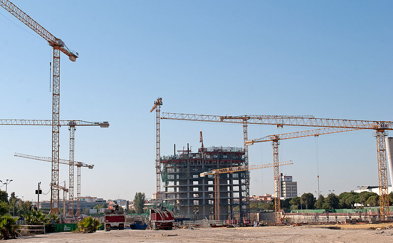 Construcción Torre Pelli en Sevilla, España - vía Wikimedia Commons
