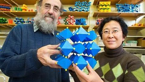A.N.U. Ray Withers y Yun Liu, con el modelo químico del nuevo material. A.N.U. Ray Withers y Yun Liu, con el modelo químico del nuevo material.