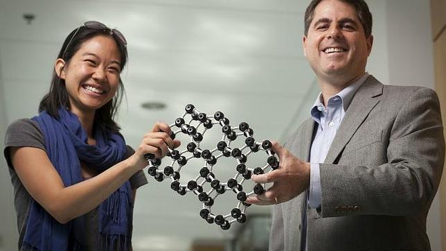 Jason Kosk Los investigadores Pinshane Huang y David Muller sostienen un modelo que representa la estructura atómica del cristal
