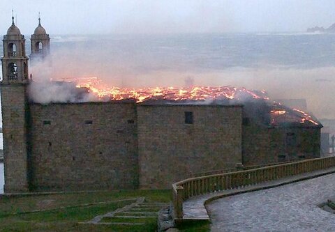 GALICIA - Emblemático templo destruido por un rayo.