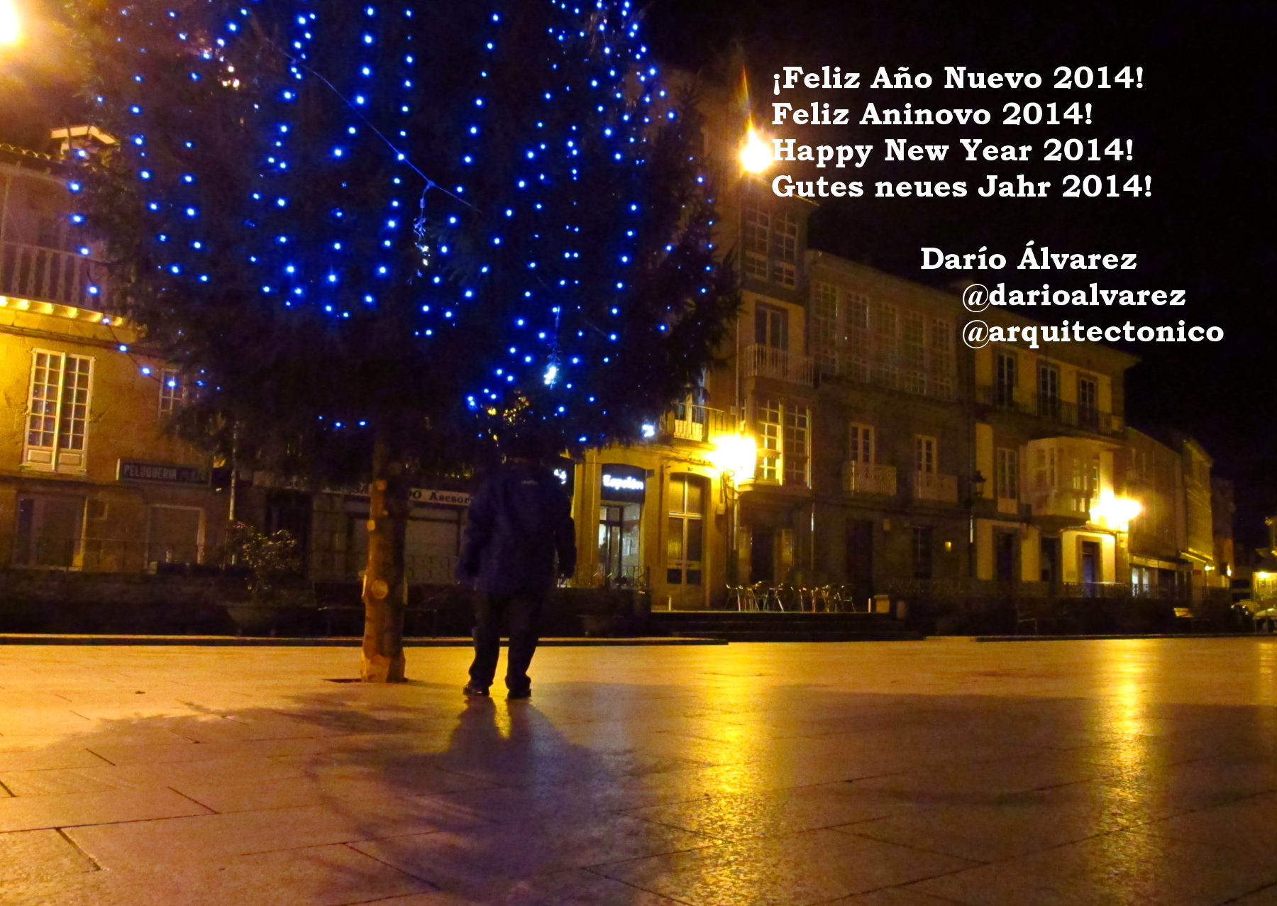 Mi Salutación de Año Nuevo en castellano, gallego, inglés y alemán - diciembre 2013, llegando al Arbolito de la Plaza.