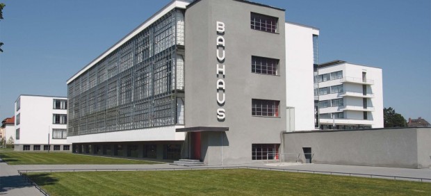 Sede de la primera escuela de la Bauhaus en Dessau, diseñada por Martin Gropius.