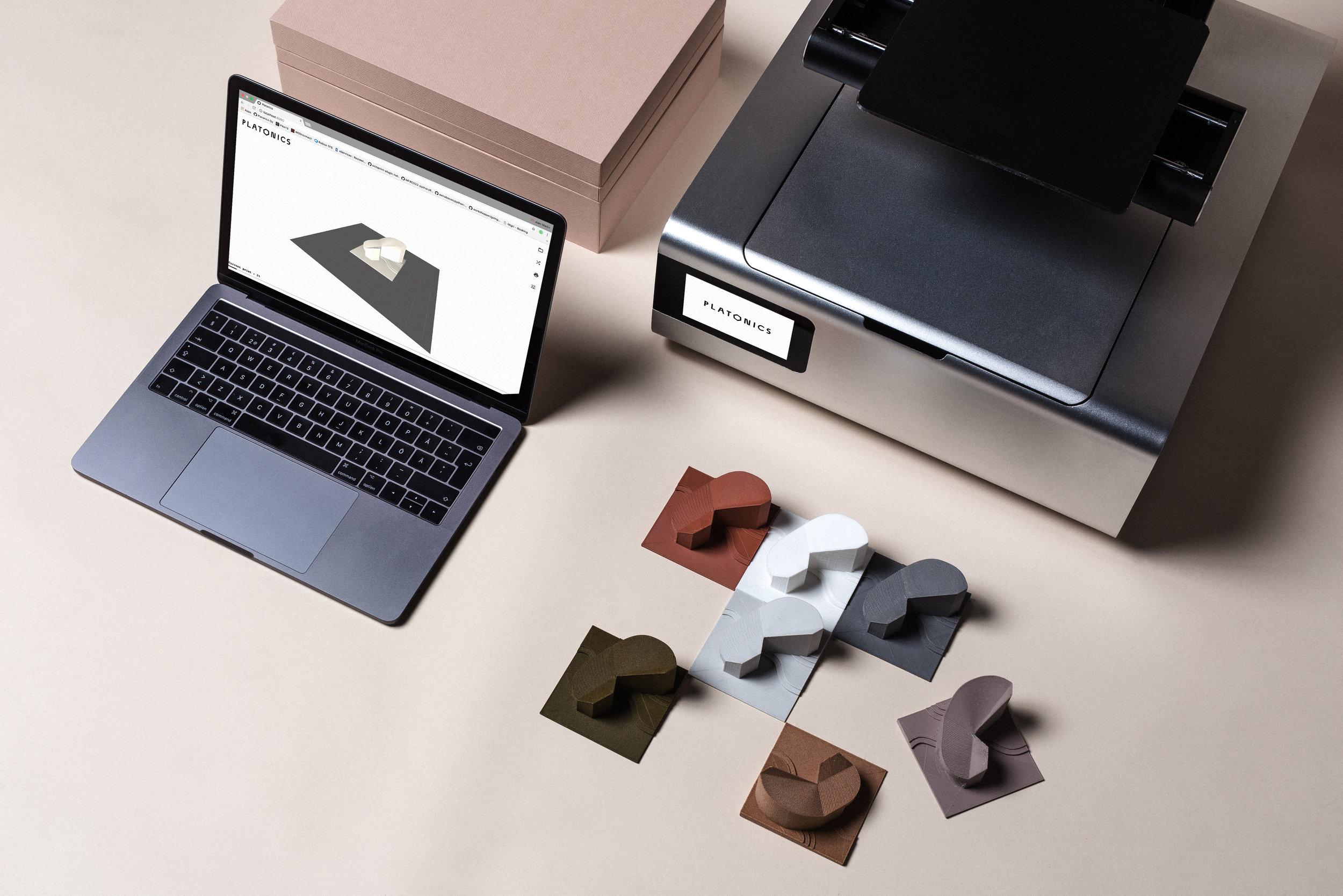 Ark, de Platonics, primera impresora 3D del mundo para arquitectos, junto a algunos de los modelos impresos en ella a partir de archivos CAD en el ordenador portátil - Fuente: Platonics, Finlandia.