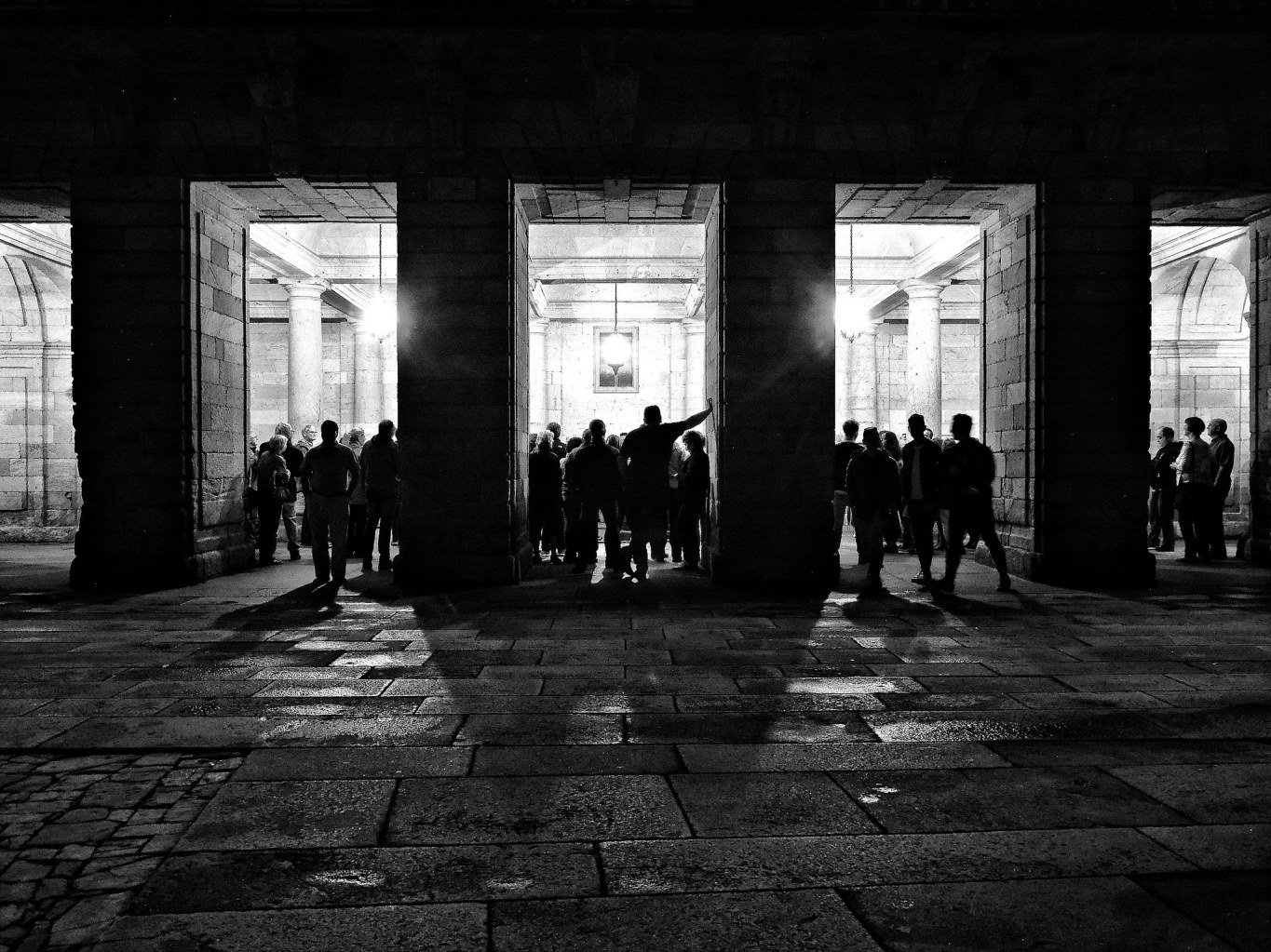 Noche en los portales de la Plaza del Obradoiro. Santiago de Compostela, blanco y negro, octubre 2016